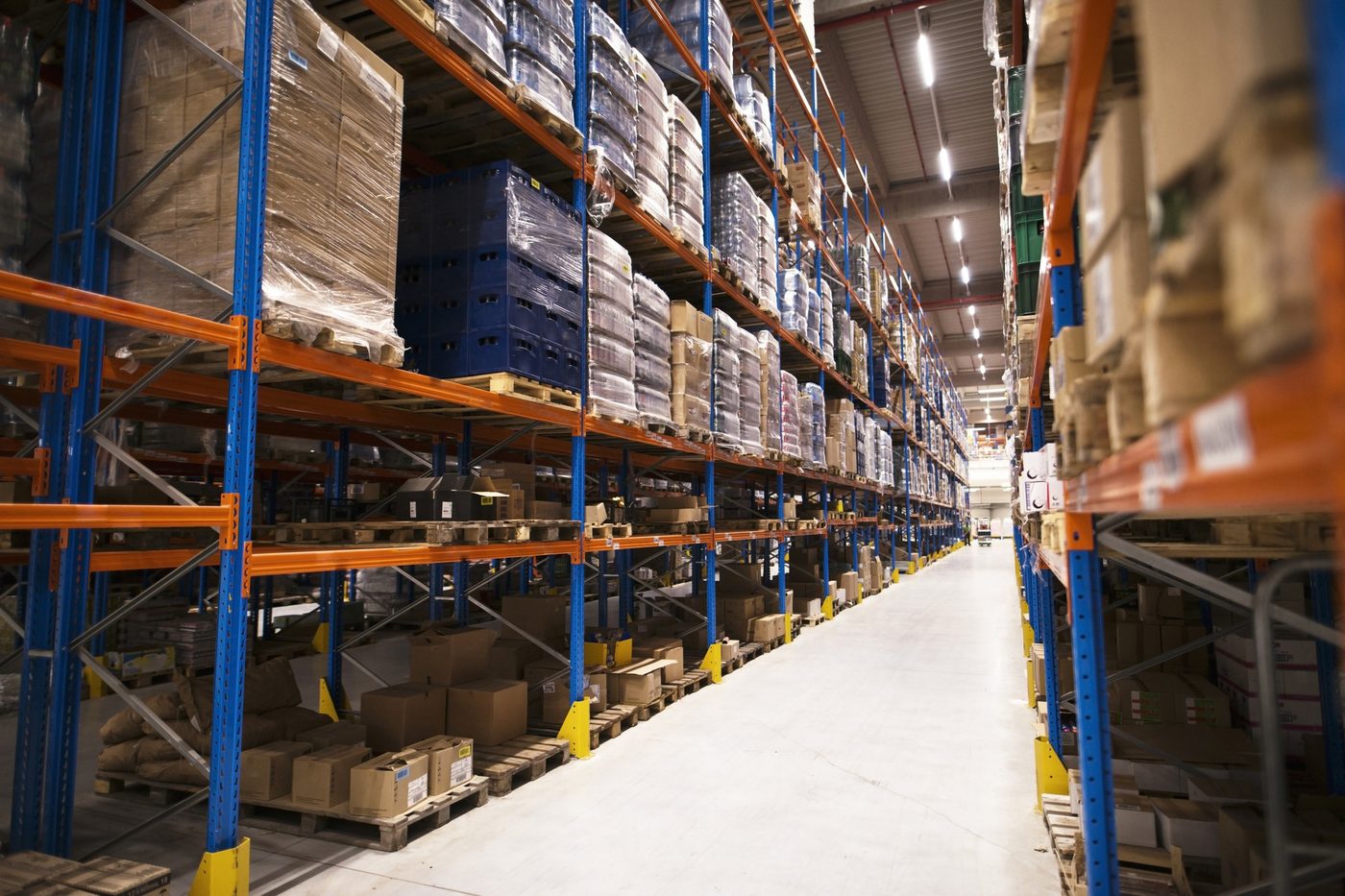 Bodega de distribución de Promatec con productos listos para despacho